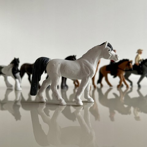 Figurki Konie z Jeźdźcami Zestaw Figurek w Tubie Safari Ltd.