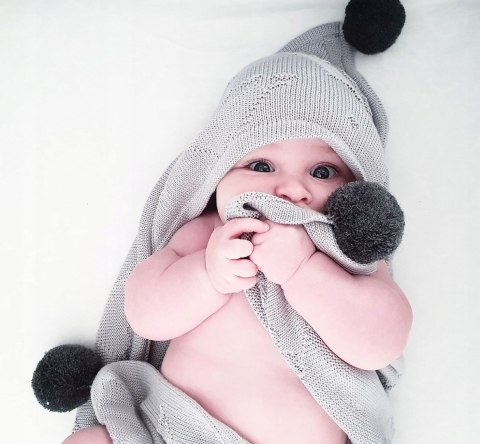 Kocyk dzianinowy jasnoszary z pomponami 80x80cm