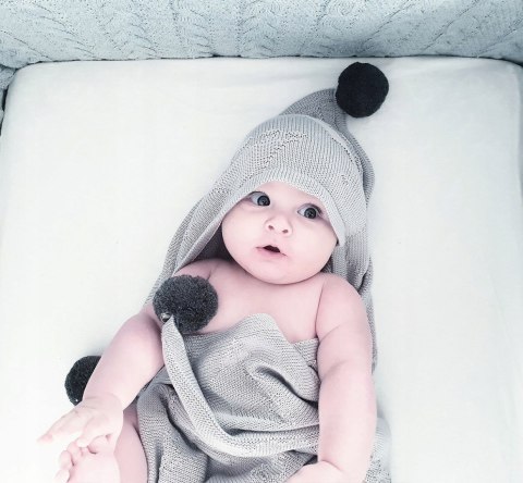 Kocyk dzianinowy jasnoszary z pomponami 80x80cm