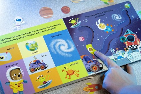 Miś Pracuś Przesuń Paluszkiem w Kosmosie Książeczka z ruchomymi elementami