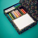 Janod Zestaw przyborów do kolorowania kredki flamastry Coloring box 42 el.